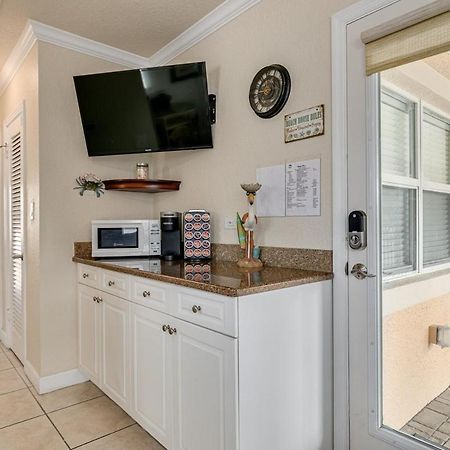 Walkable To Restaurants And Steps To The Beach! - Coconut Villa'S Suite 10 St. Pete Beach Bagian luar foto