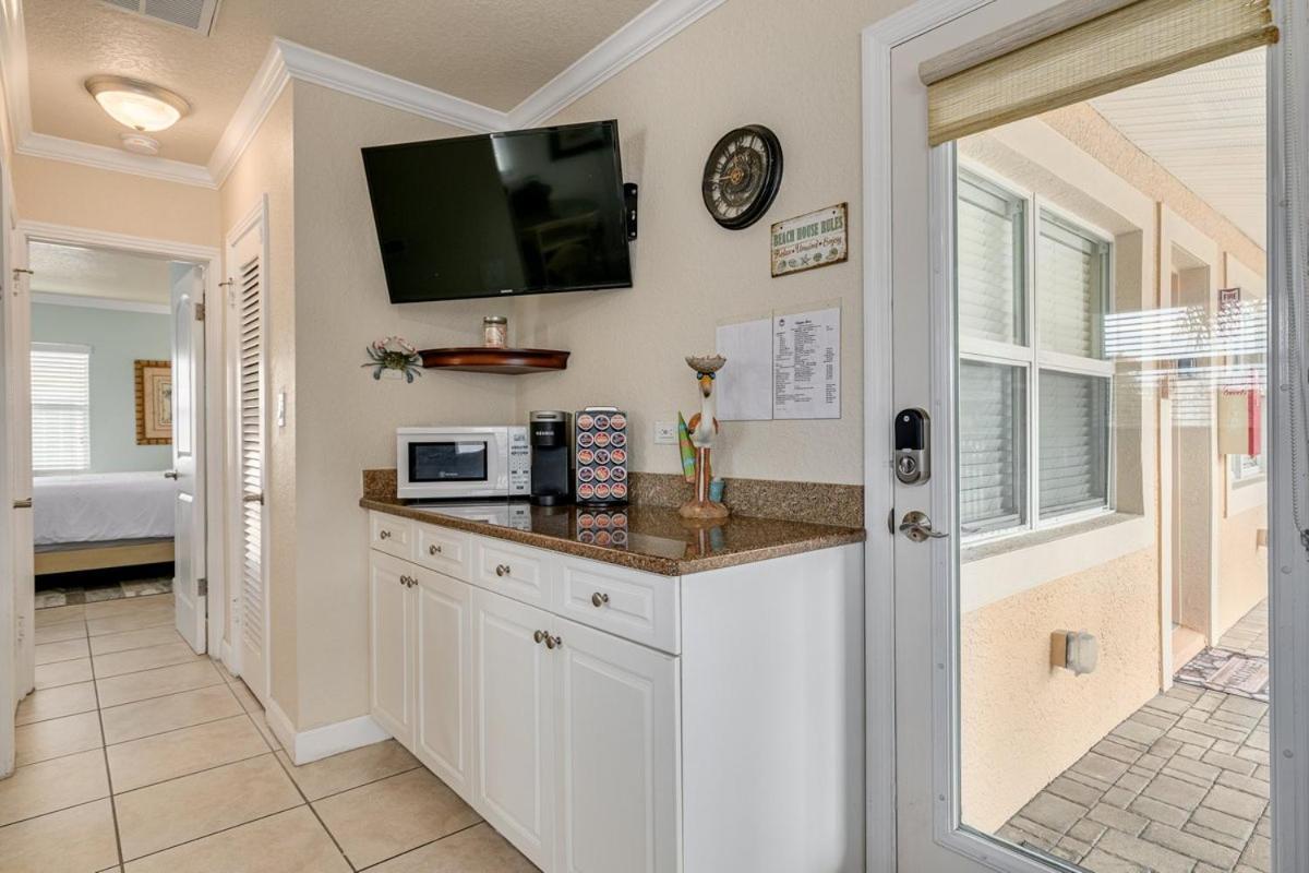Walkable To Restaurants And Steps To The Beach! - Coconut Villa'S Suite 10 St. Pete Beach Bagian luar foto