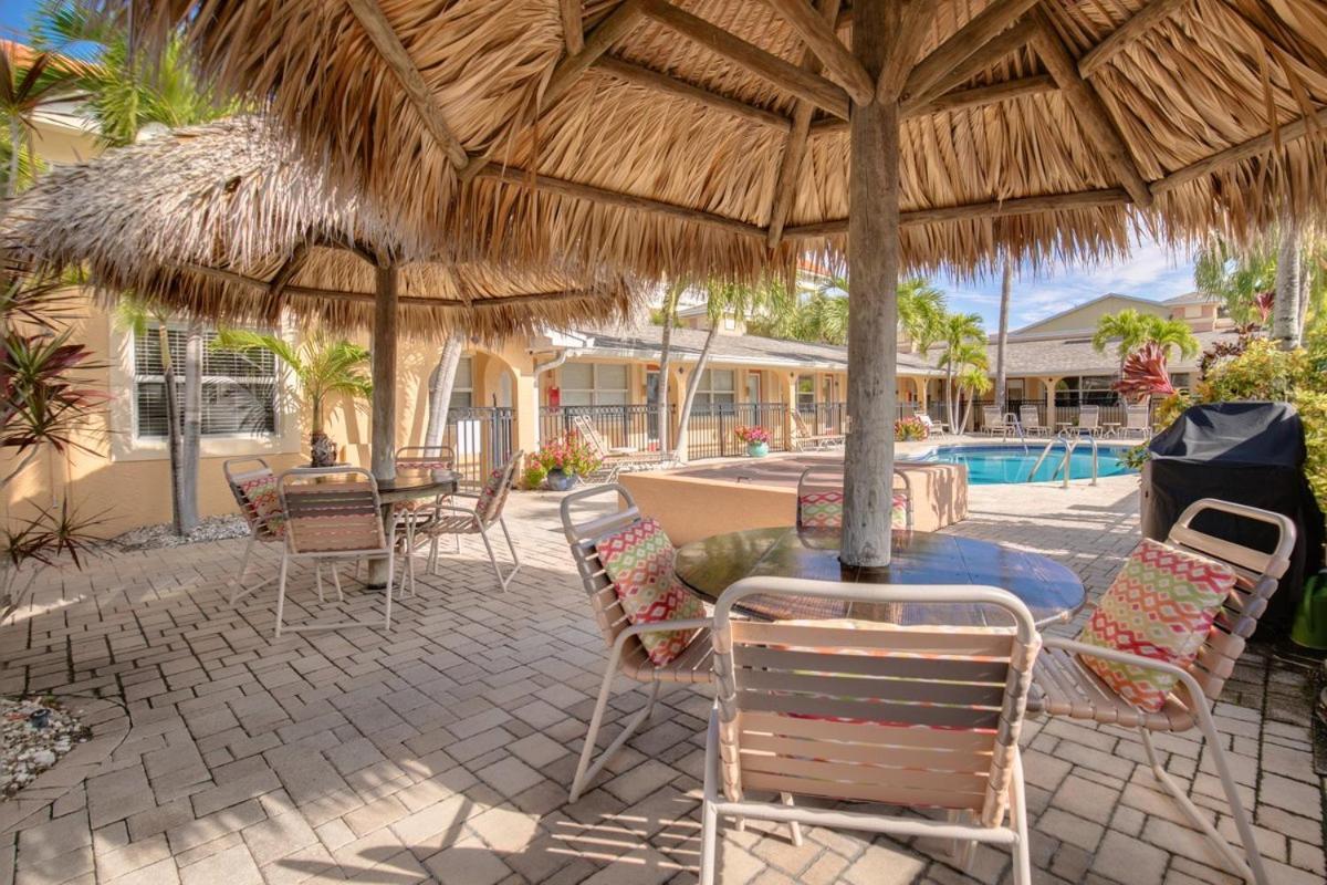 Walkable To Restaurants And Steps To The Beach! - Coconut Villa'S Suite 10 St. Pete Beach Bagian luar foto