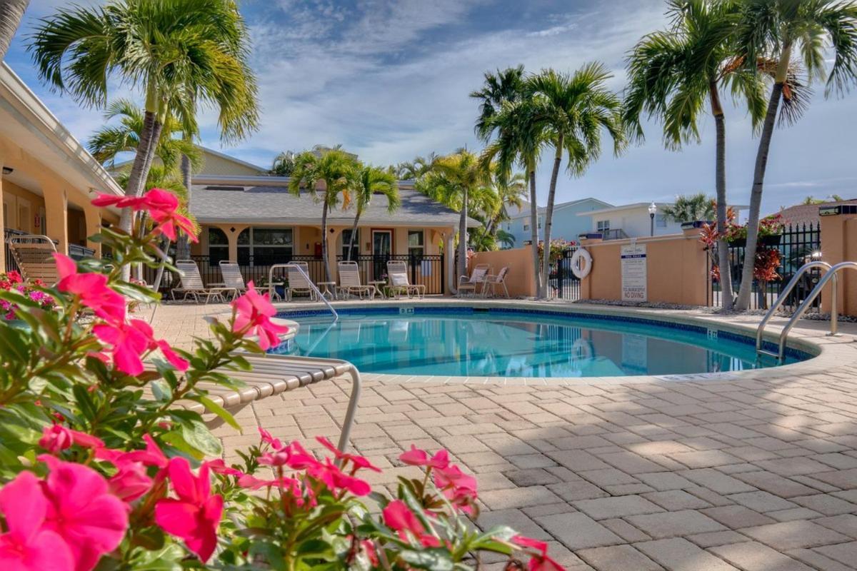 Walkable To Restaurants And Steps To The Beach! - Coconut Villa'S Suite 10 St. Pete Beach Bagian luar foto
