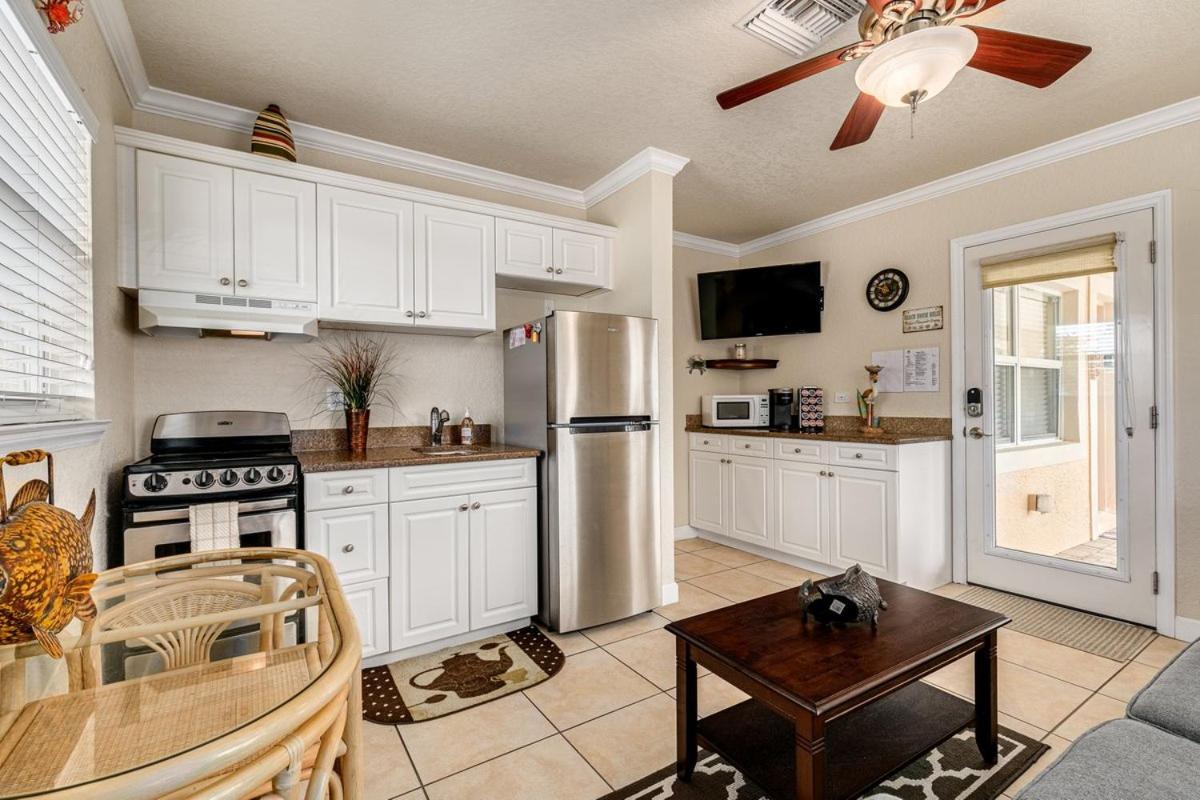Walkable To Restaurants And Steps To The Beach! - Coconut Villa'S Suite 10 St. Pete Beach Bagian luar foto